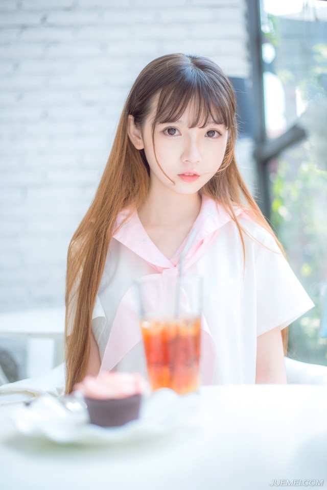 “不错，此老虽然老迈，但勇冠三军，军中将领，多为其后辈，受其提携之恩，威望之广，不在张任将军之下，若能招降此人，则我军可尽得巴郡。”邓贤肯定的回答道。