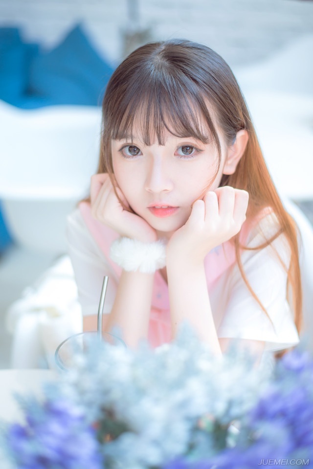 “乃老将严颜。”邓贤回答道。